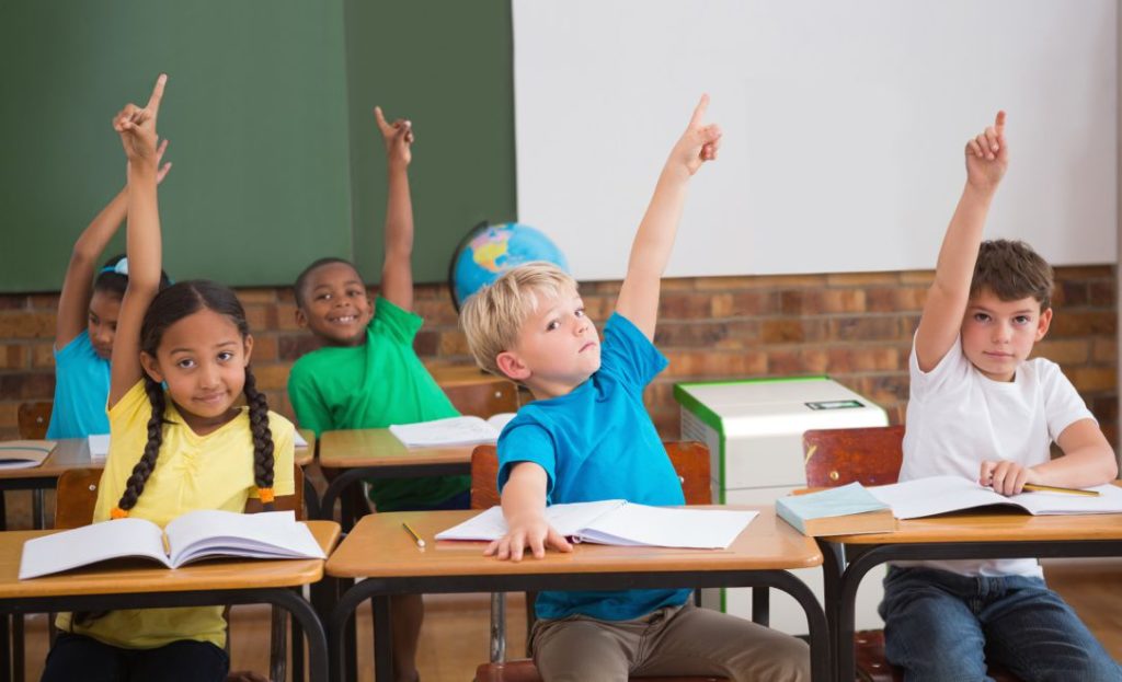 HEPA Luftreiniger in einem Klassenzimmer